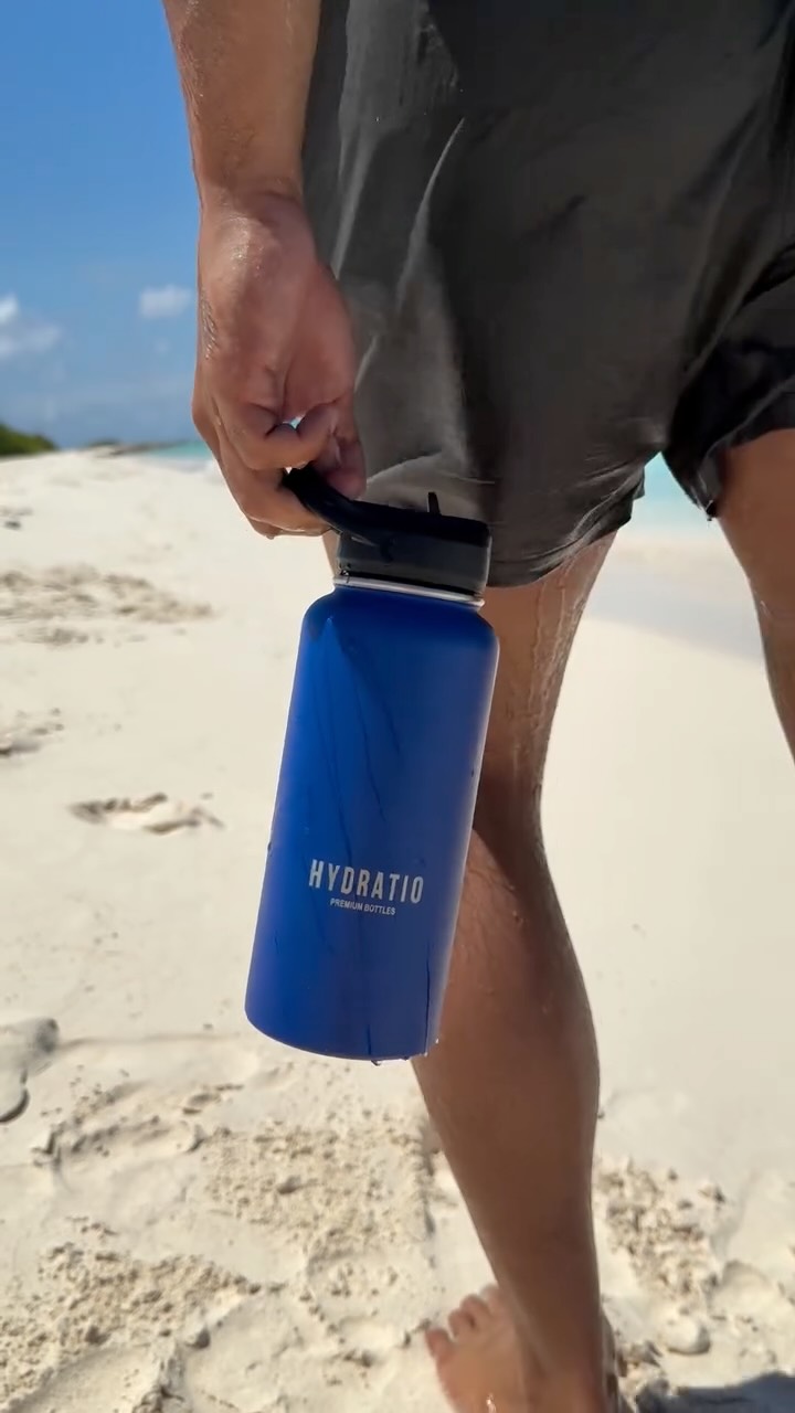 Hydratio fles op het strand — @hydratio.nl op Instagram